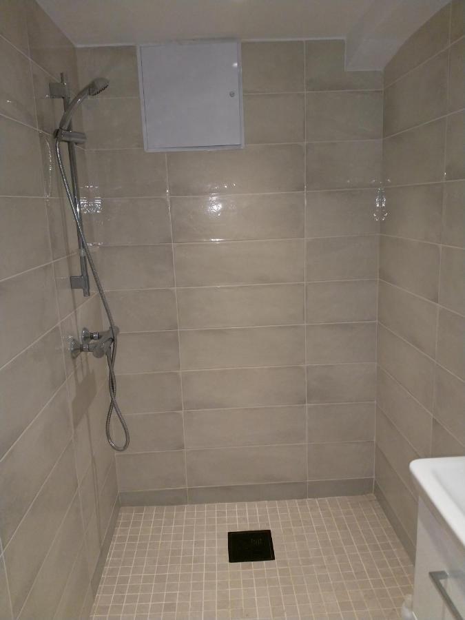 Renovated Semi- Basement 2 Bedrooms Furnished Apartment - Close To Everything In Мосс Экстерьер фото