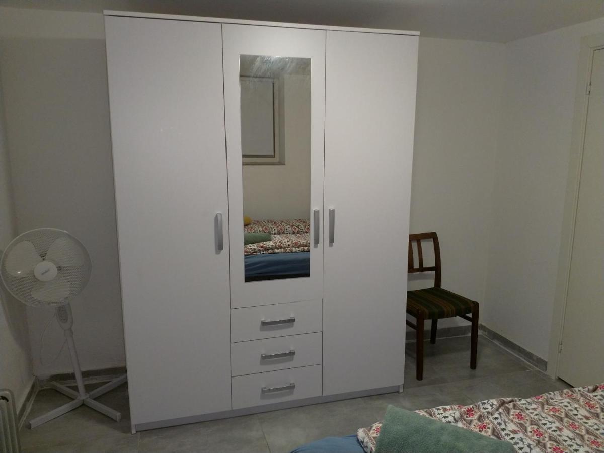 Renovated Semi- Basement 2 Bedrooms Furnished Apartment - Close To Everything In Мосс Экстерьер фото
