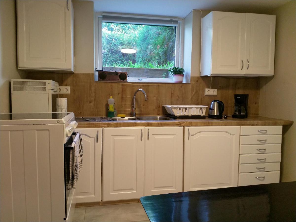Renovated Semi- Basement 2 Bedrooms Furnished Apartment - Close To Everything In Мосс Экстерьер фото