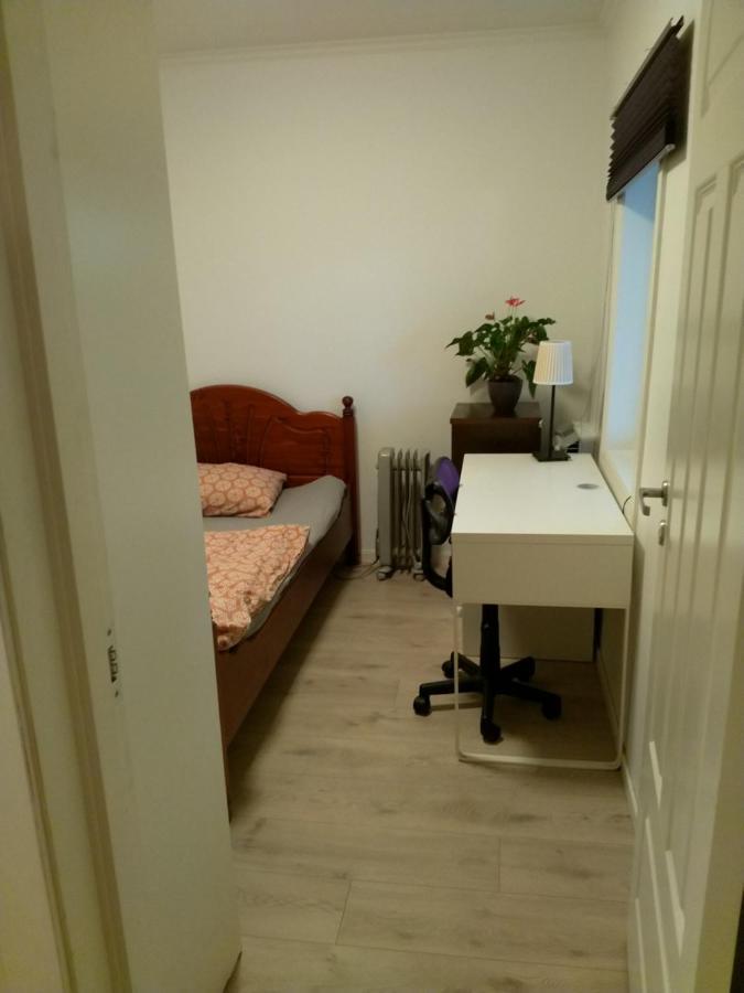Renovated Semi- Basement 2 Bedrooms Furnished Apartment - Close To Everything In Мосс Экстерьер фото